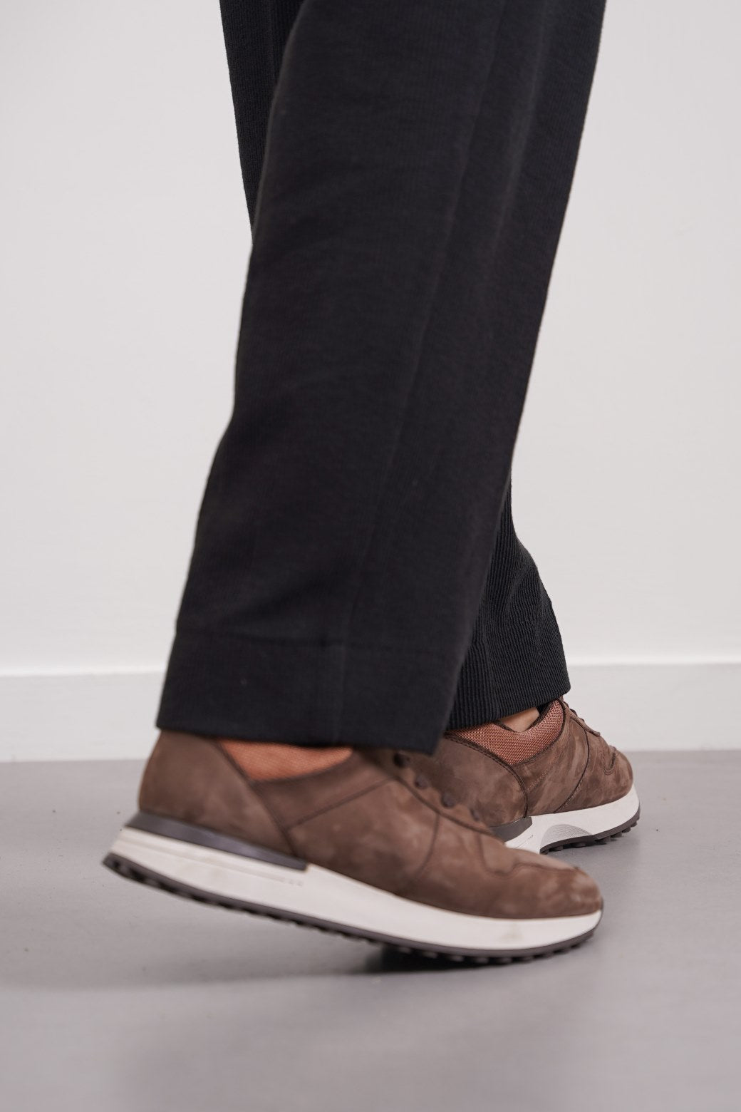 COFFEE MONOTONE LEATHER SNEAKERS