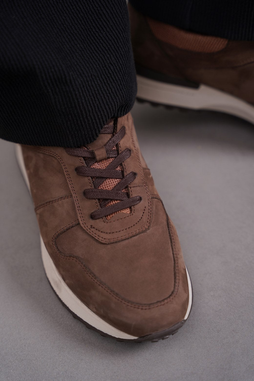 COFFEE MONOTONE LEATHER SNEAKERS