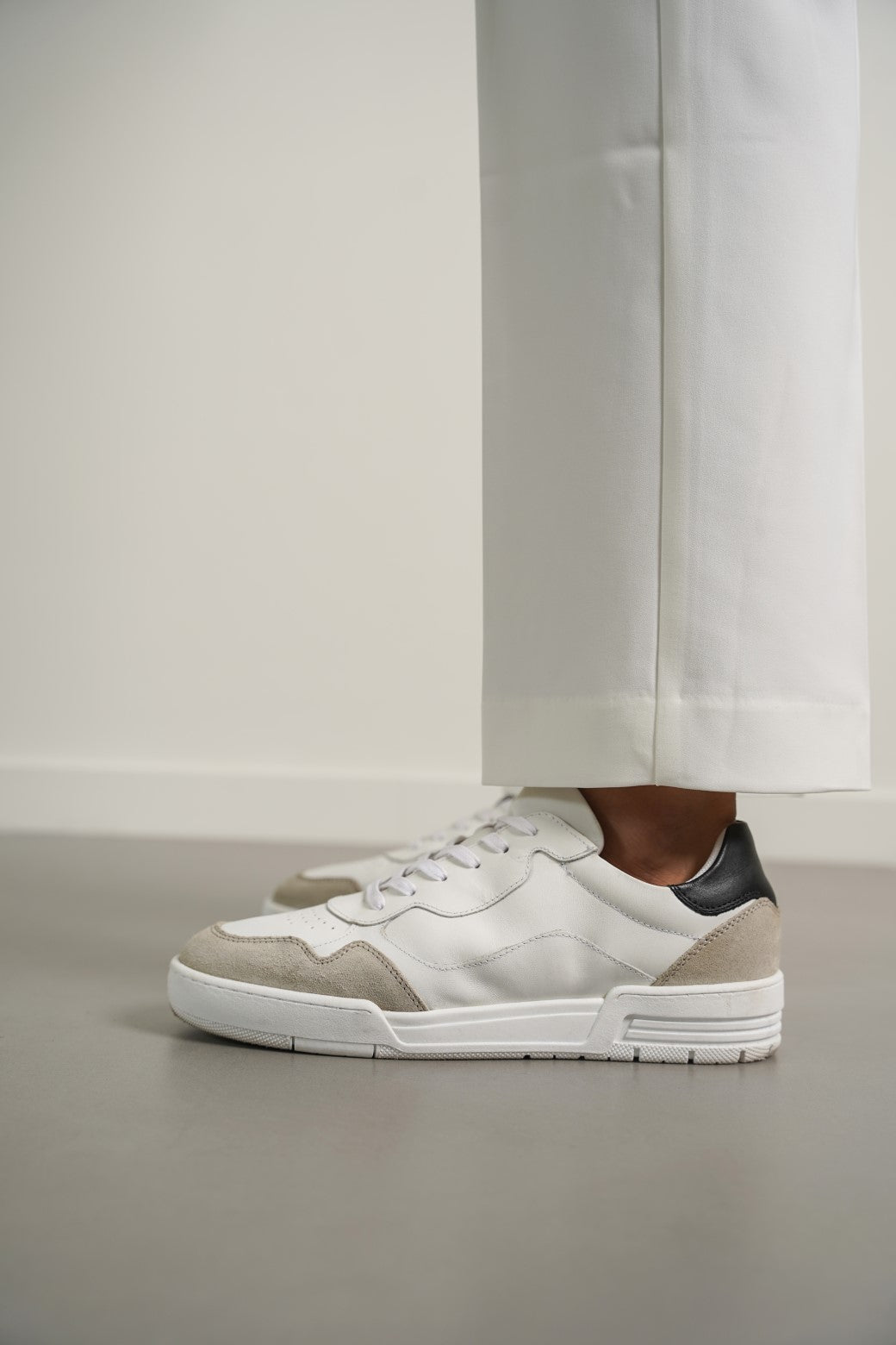 WHITE LACE-UP LEATHER SNEAKERS