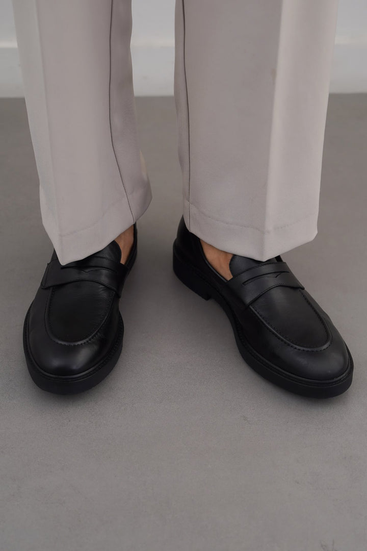 BLACK CLASSIC LEATHER LOAFERS