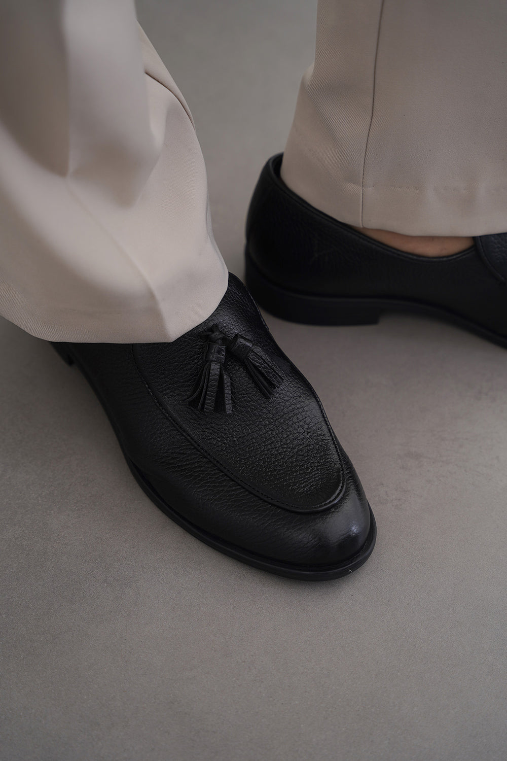 BLACK GRAINED LEATHER TASSEL LOAFERS