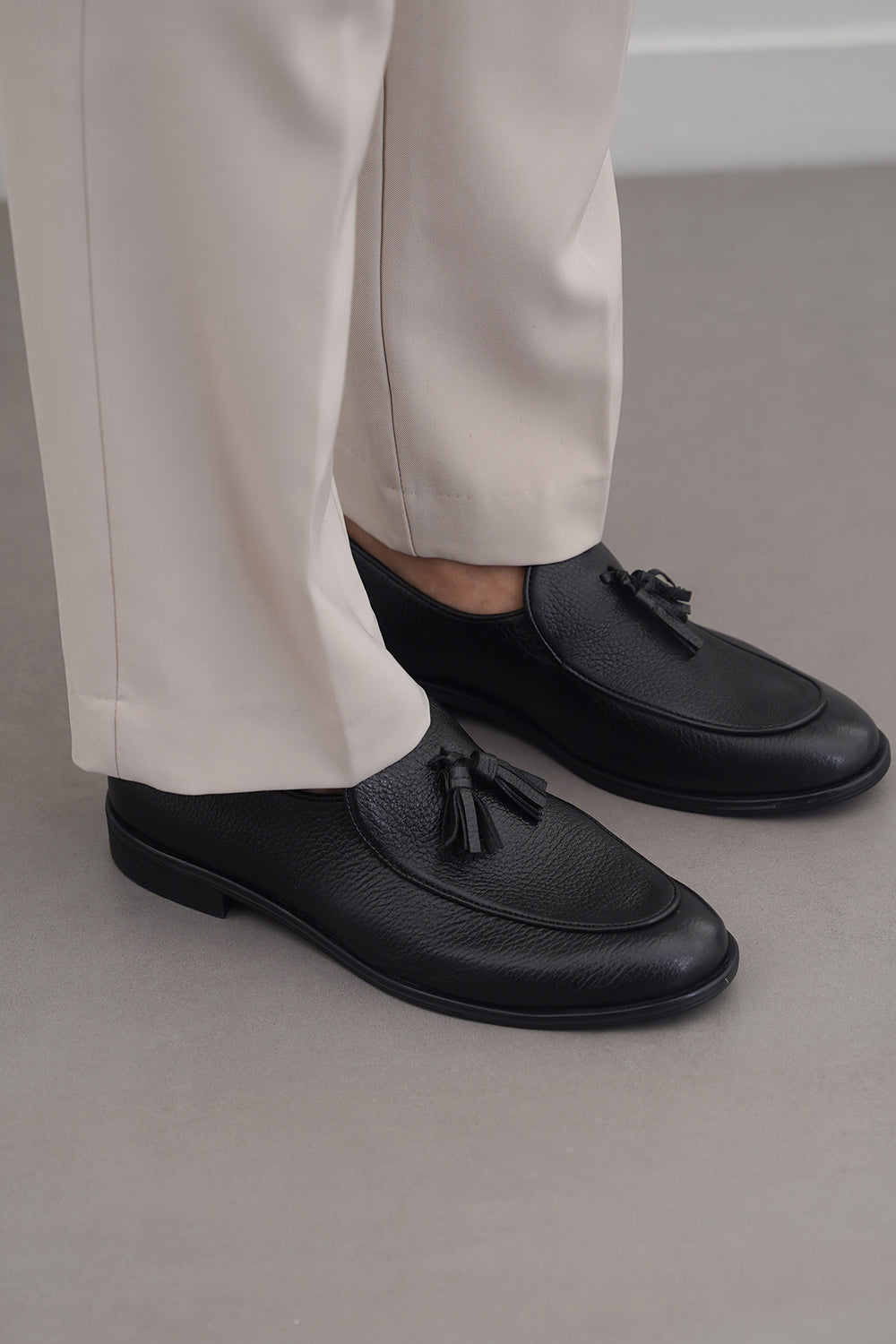 BLACK GRAINED LEATHER TASSEL LOAFERS