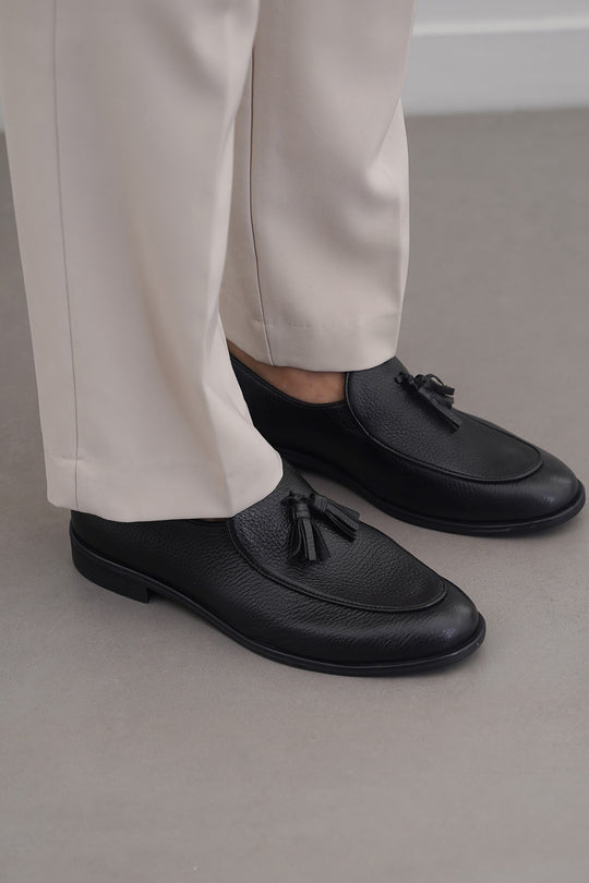 BLACK GRAINED LEATHER TASSEL LOAFERS