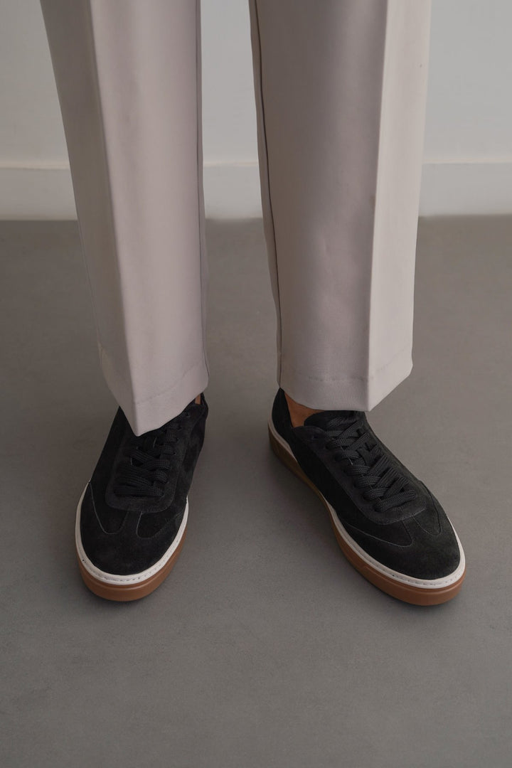 BLACK LACE-UP LEATHER SNEAKER