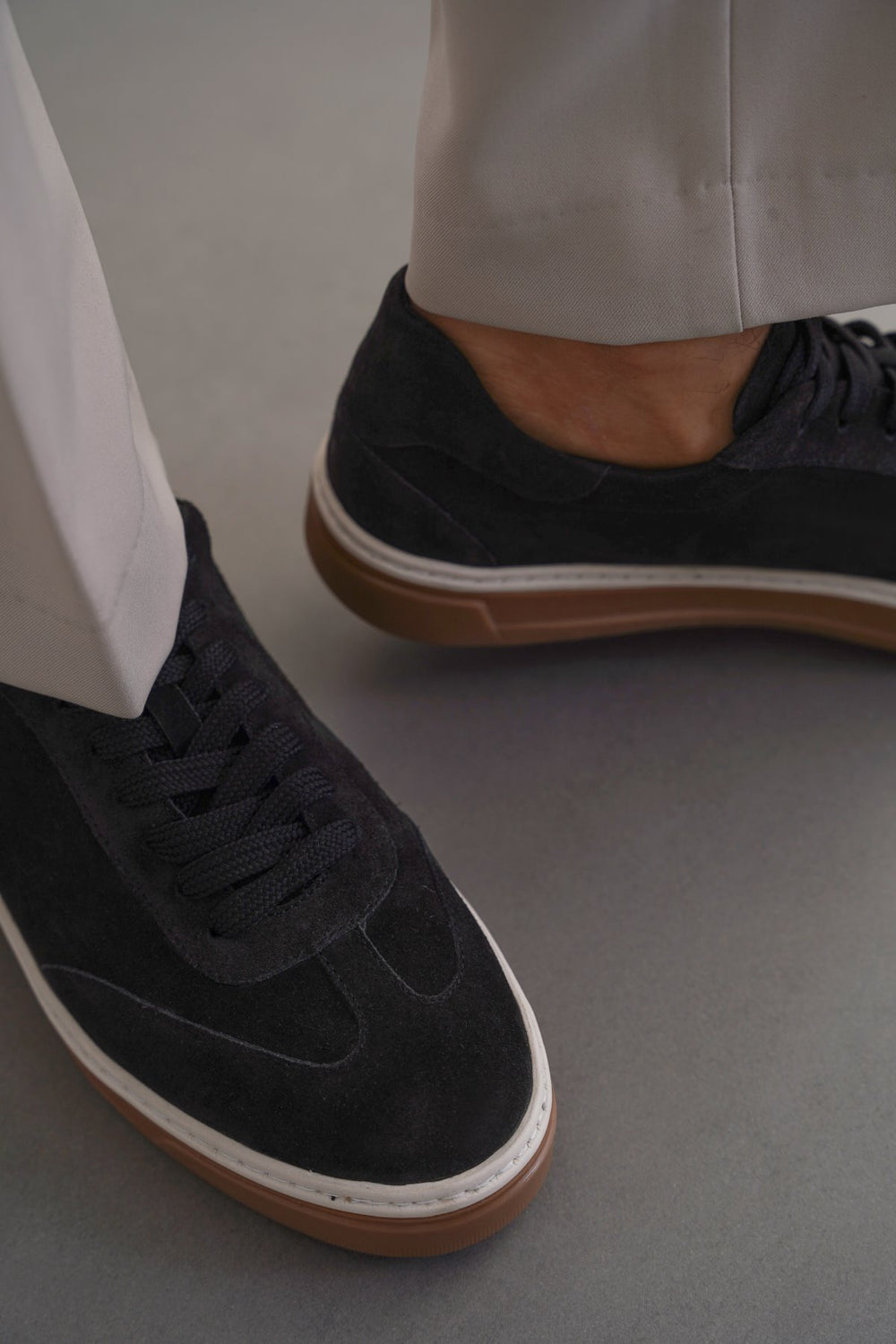 BLACK LACE-UP LEATHER SNEAKER