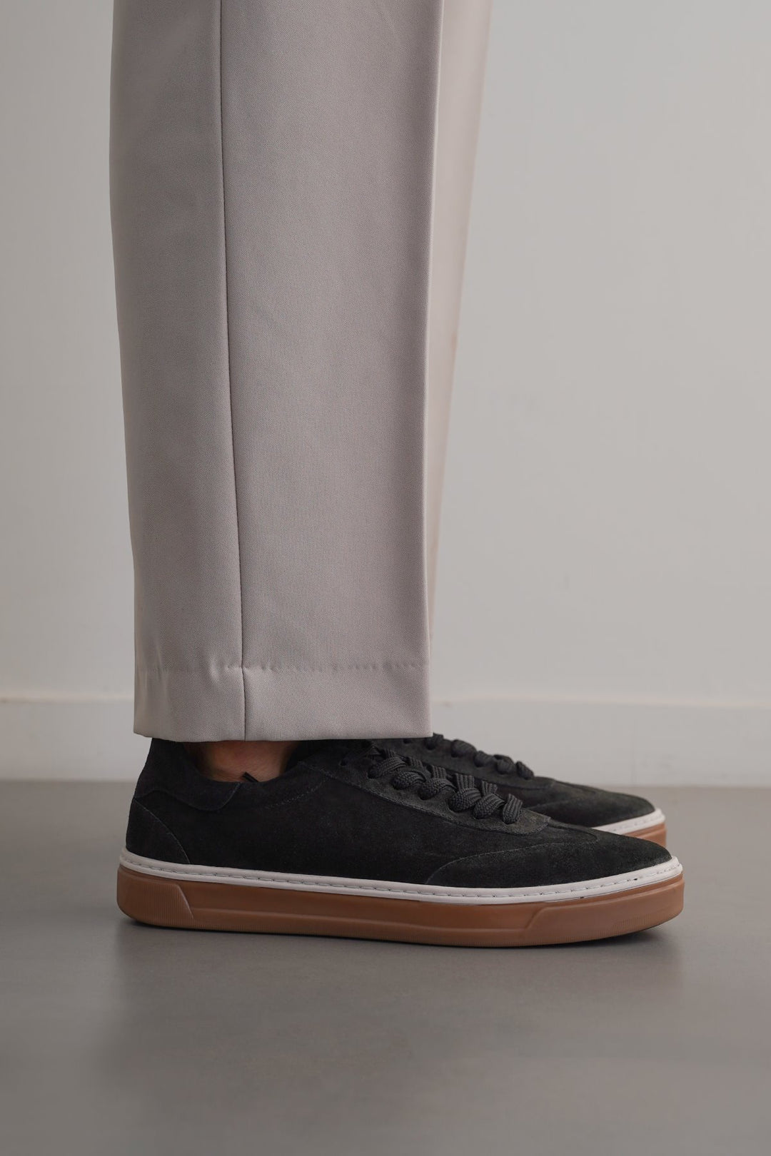 BLACK LACE-UP LEATHER SNEAKER