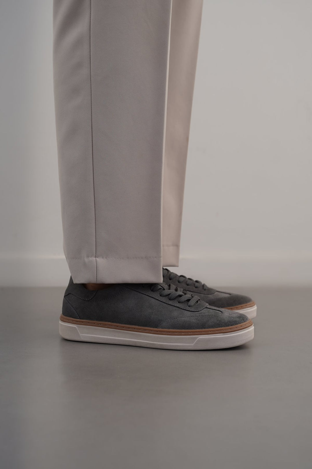 GREY LACE-UP LEATHER SNEAKERS