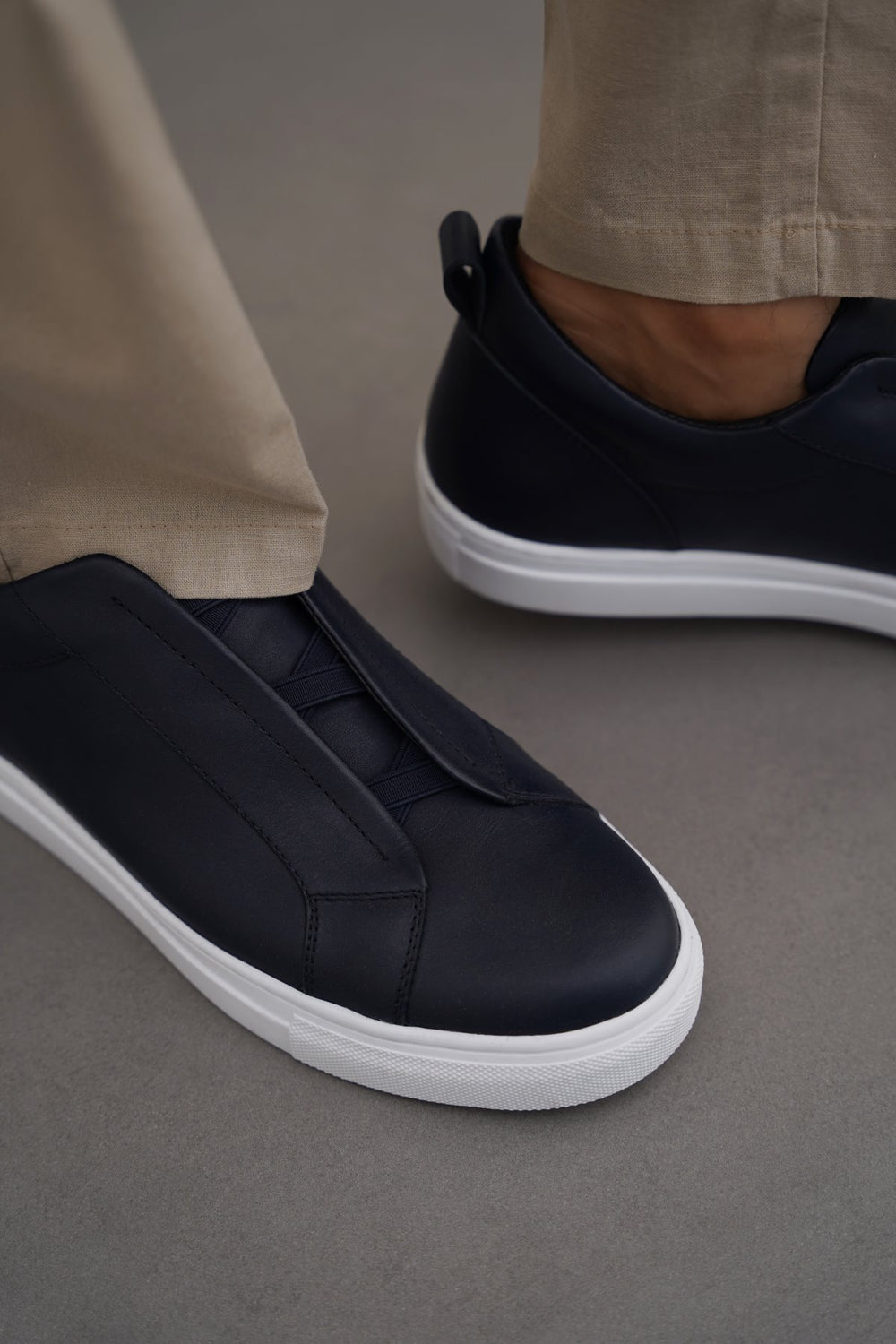 NAVY LOW TOP LEATHER SNEAKERS