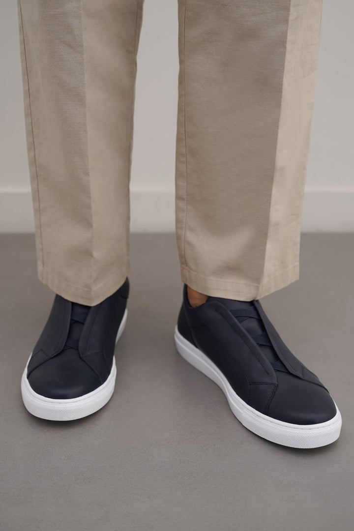 NAVY LOW TOP LEATHER SNEAKERS