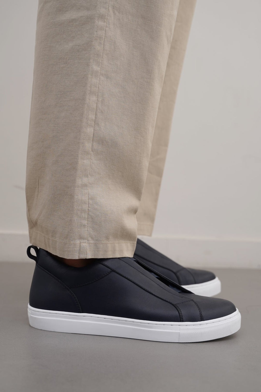 NAVY LOW TOP LEATHER SNEAKERS