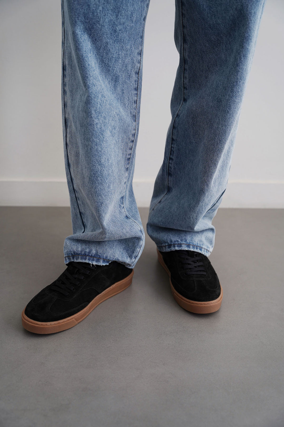 BLACK LACE-UP LEATHER SNEAKER