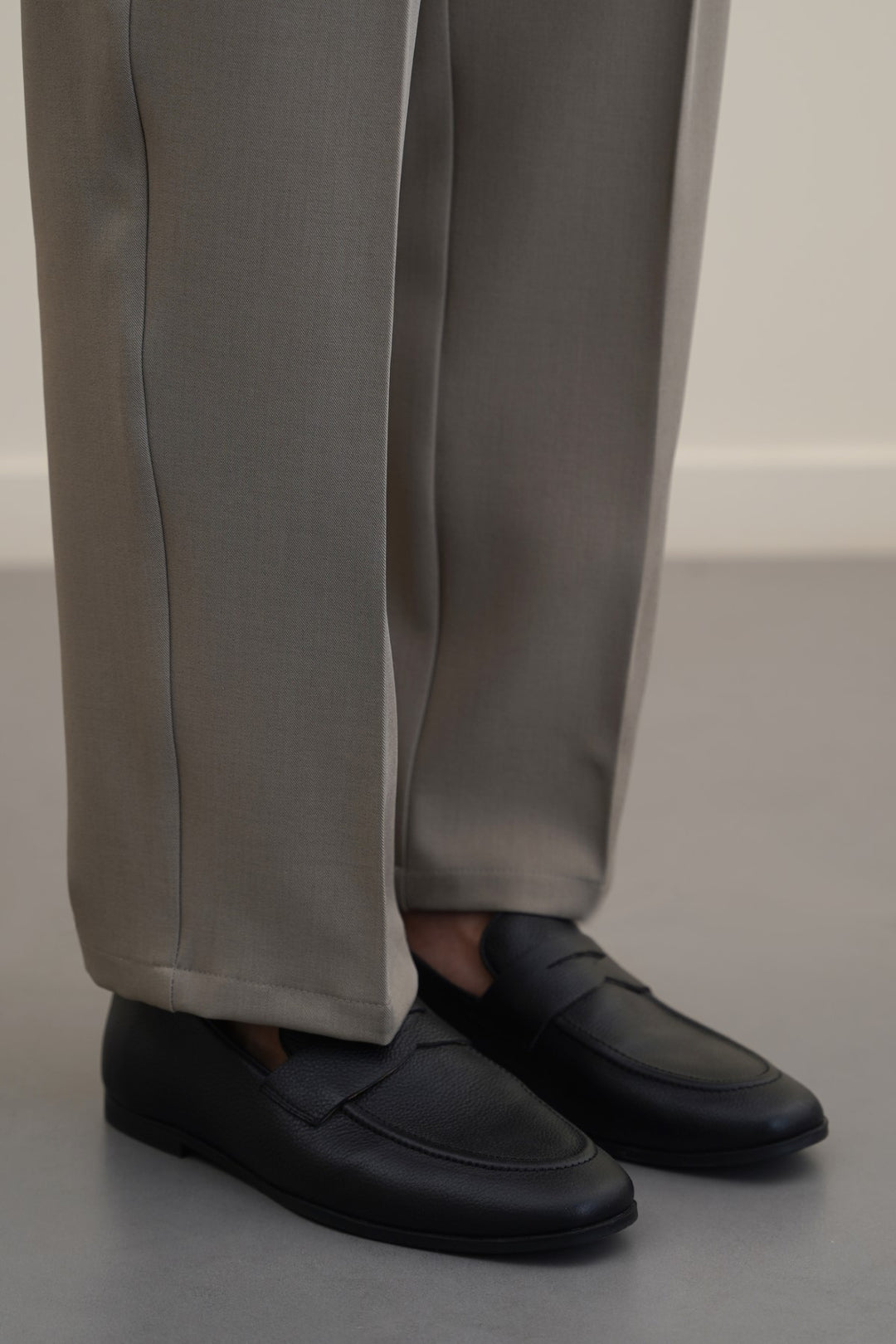 BLACK LEATHER PENNY LOAFERS
