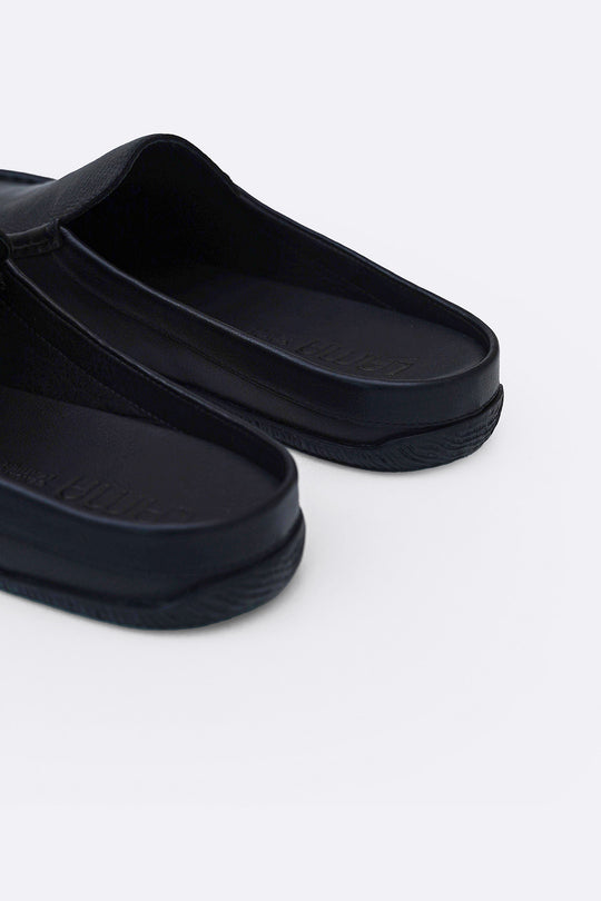 BLACK COMFORT LEATHER CLOGS