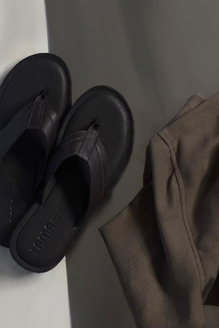 BLACK LEATHER FLIP FLOPS