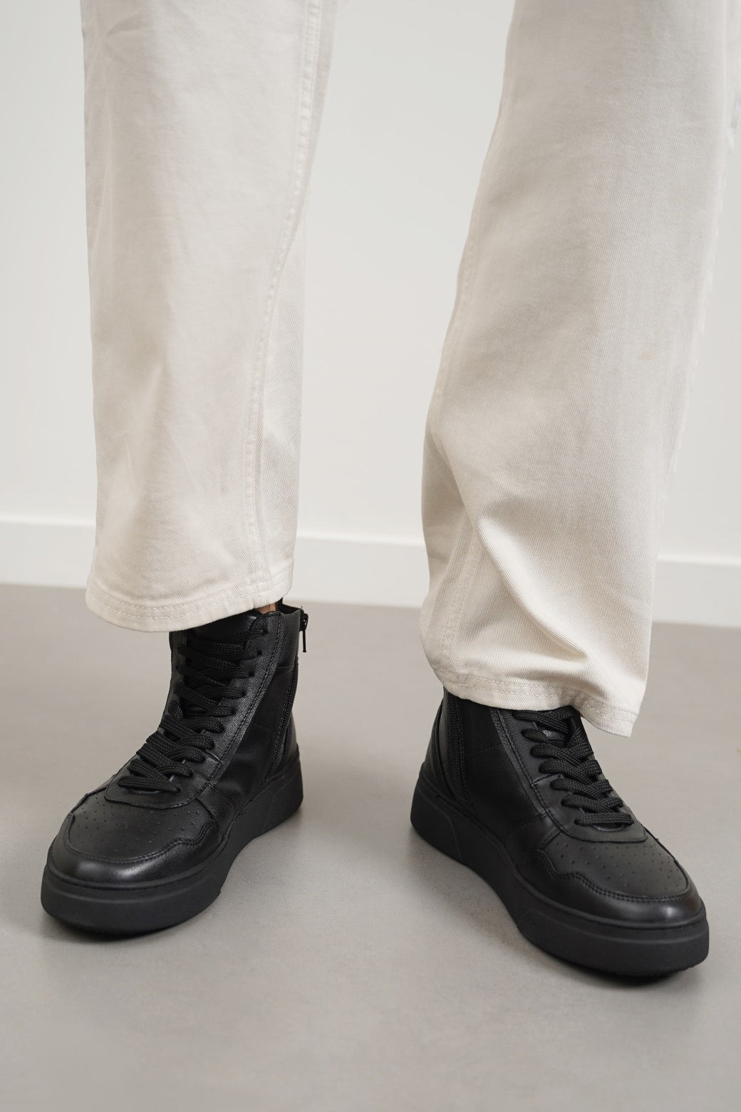 BLACK HIGH-TOP LEATHER SNEAKERS