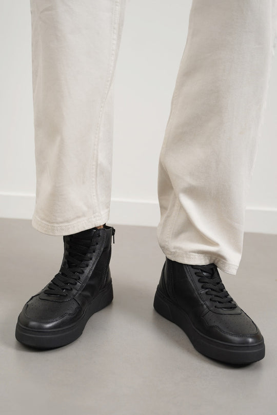 BLACK HIGH-TOP LEATHER SNEAKERS
