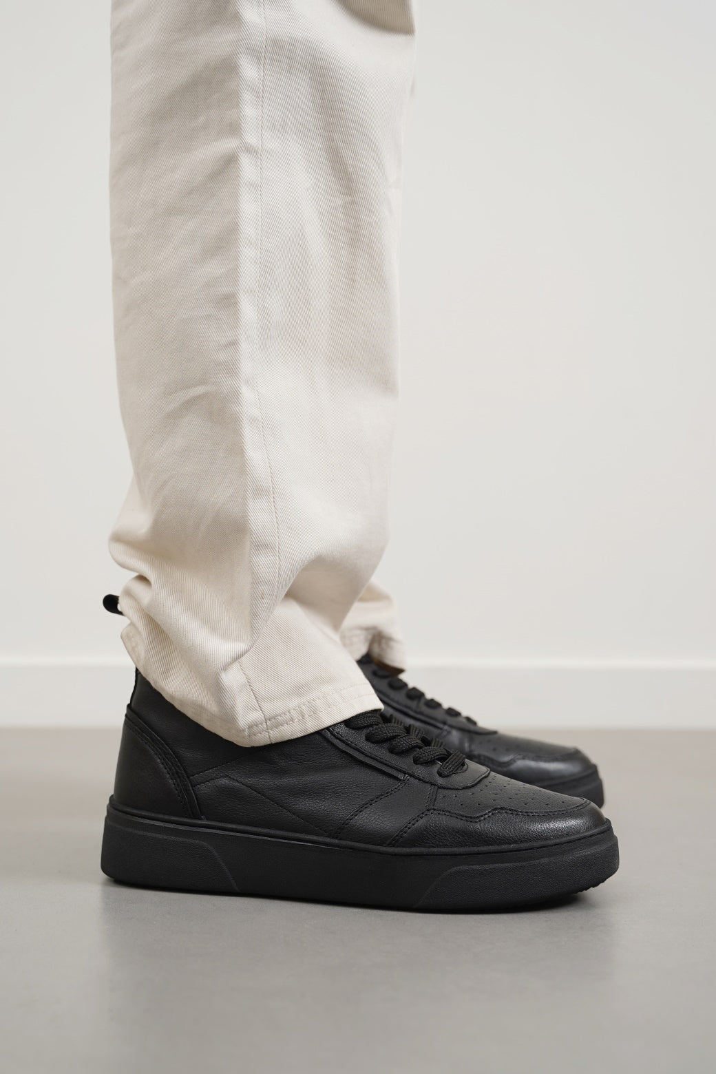 BLACK HIGH-TOP LEATHER SNEAKERS