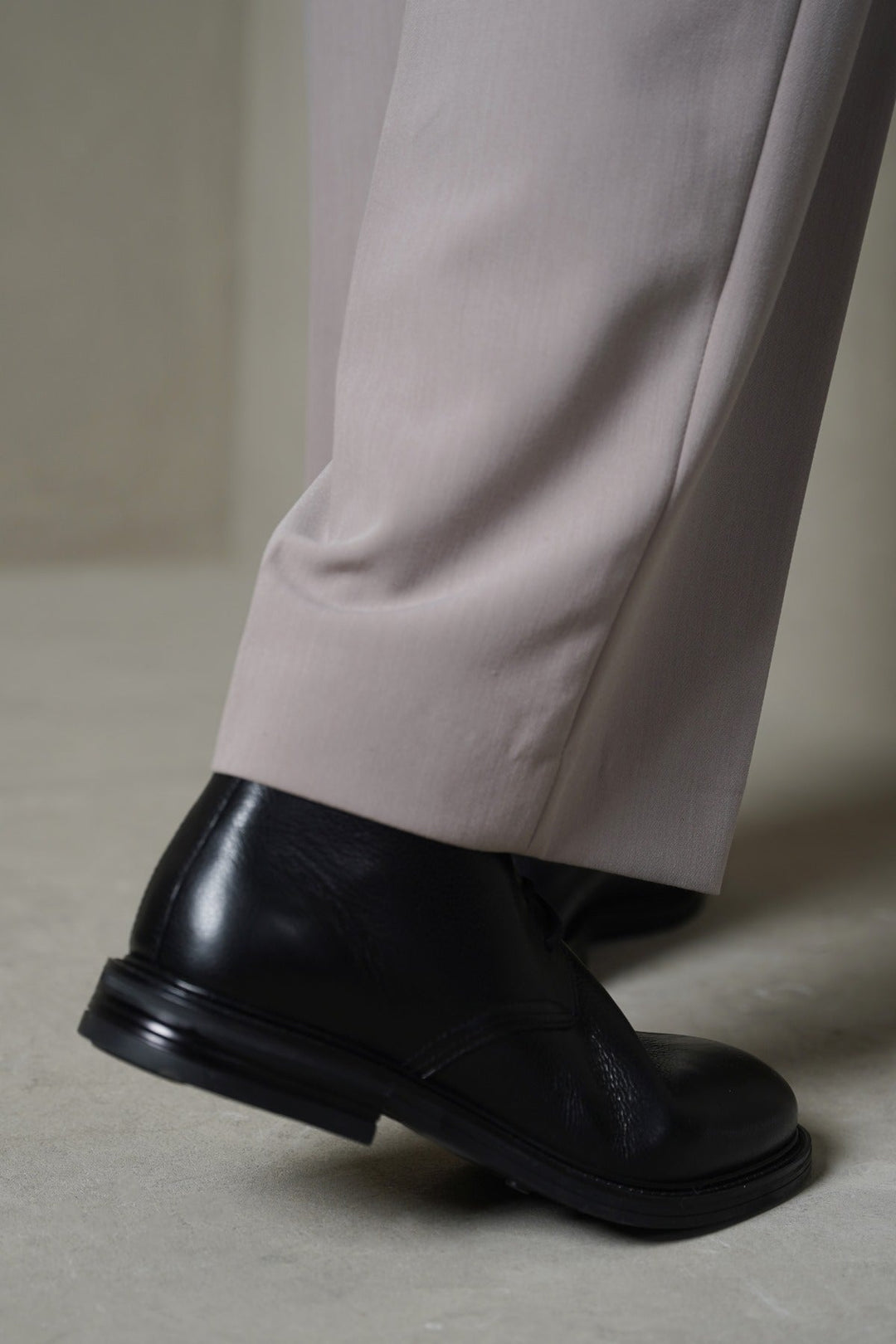 BLACK LACE UP LEATHER CHUKKA BOOT