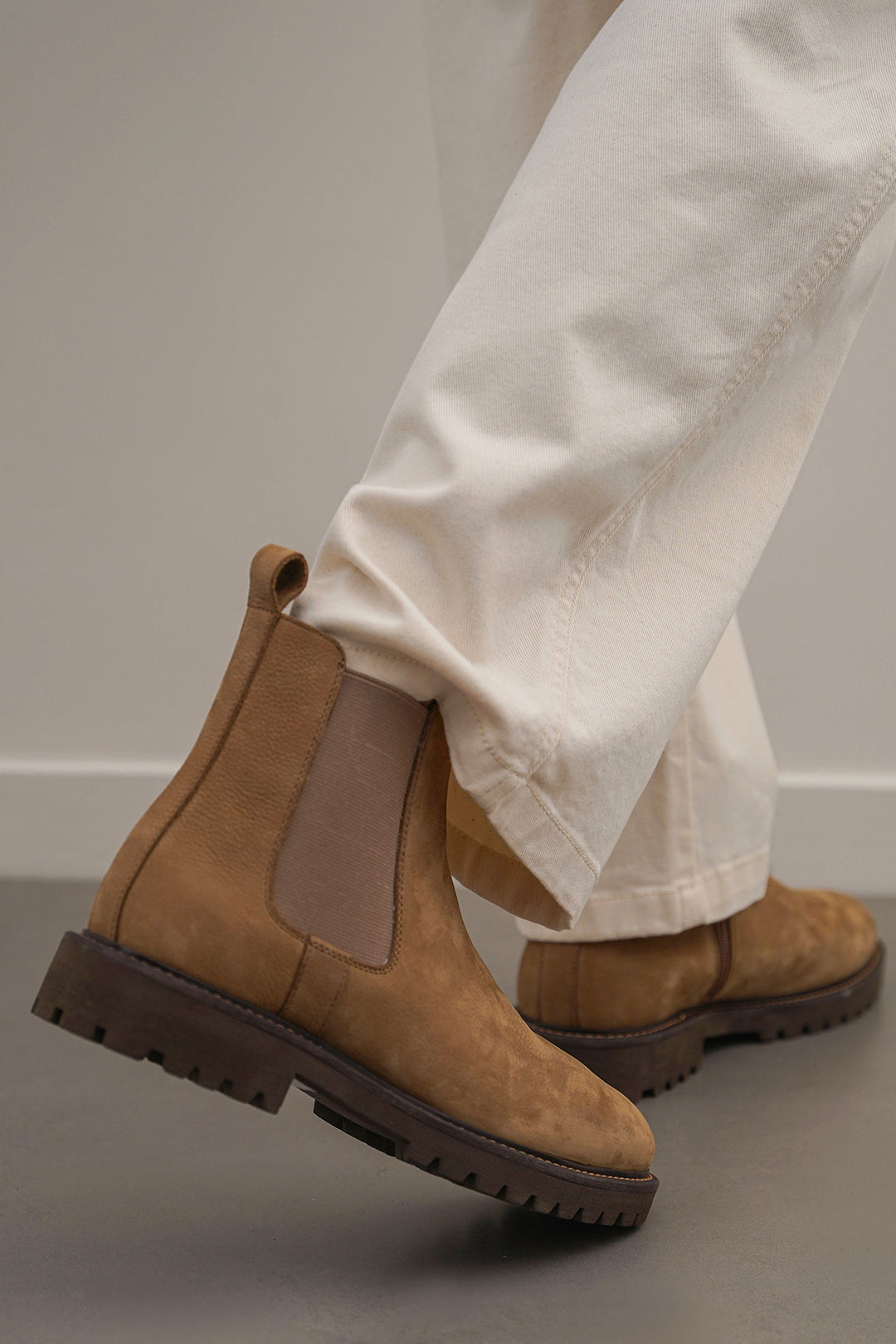 TAUPE LEATHER CHELSEA BOOTS