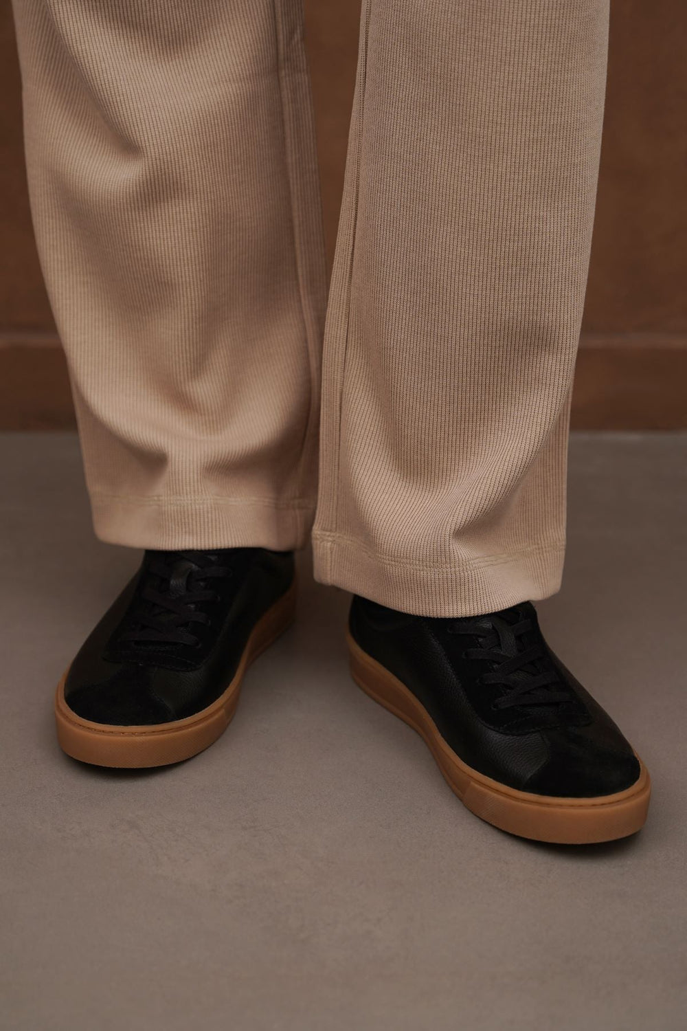 BLACK LOW-TOP LEATHER SNEAKERS