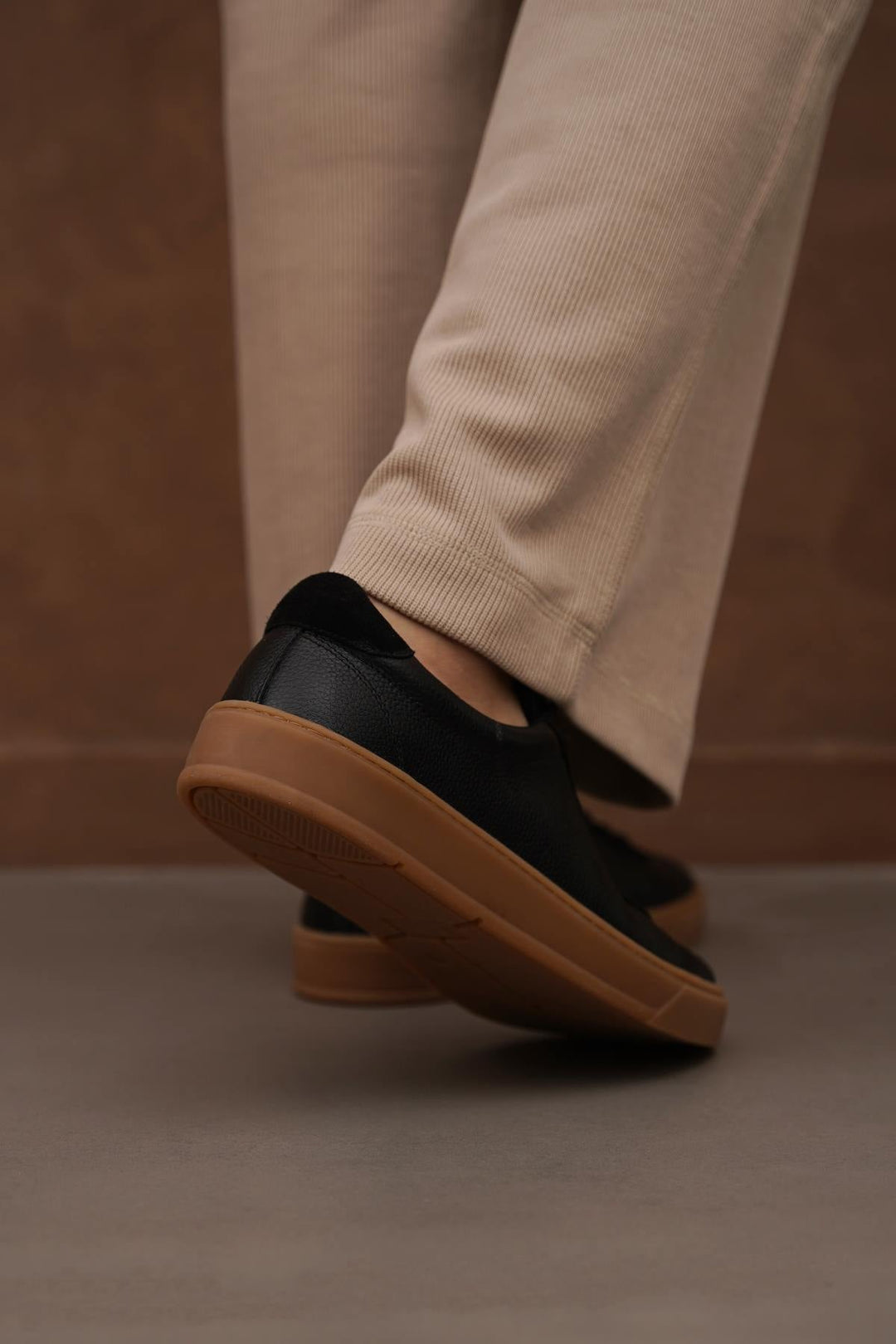 BLACK LOW-TOP LEATHER SNEAKERS