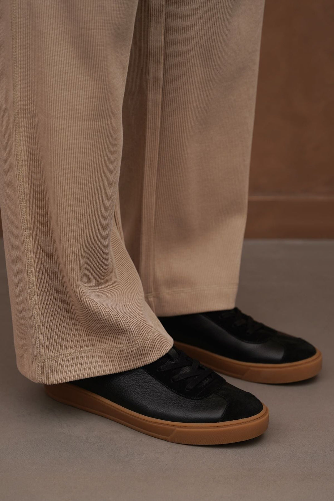 BLACK LOW-TOP LEATHER SNEAKERS