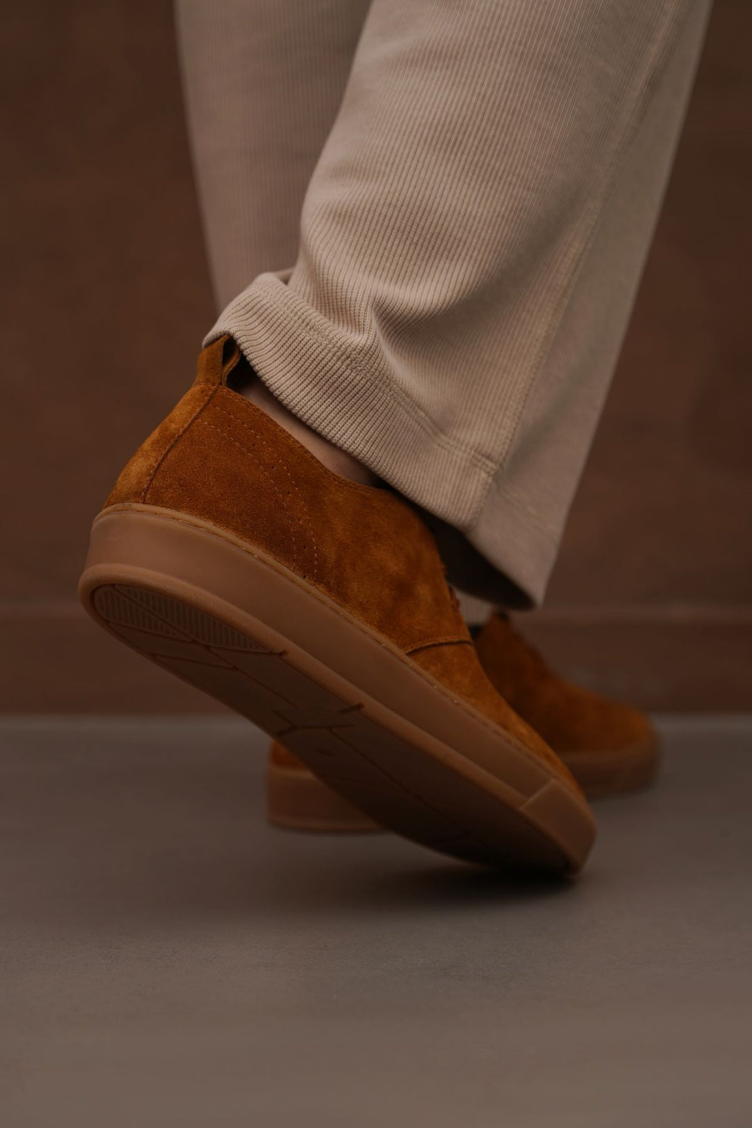 BROWN LOW-TOP LEATHER SNEAKERS