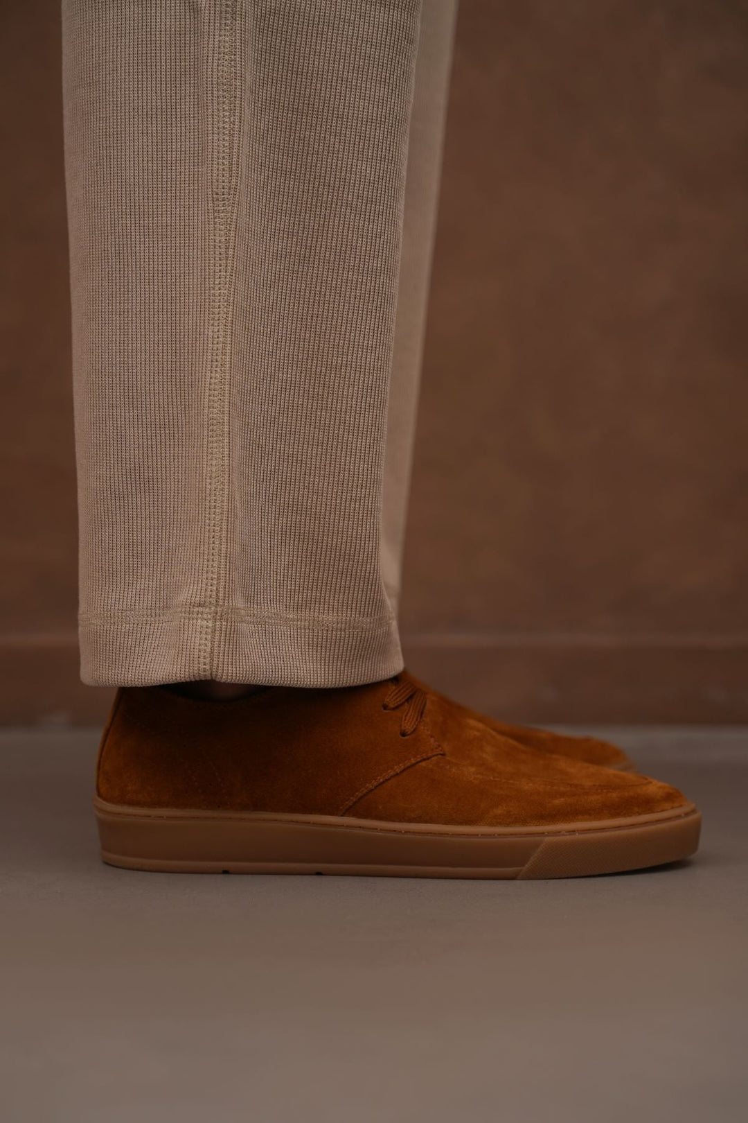 BROWN LOW-TOP LEATHER SNEAKERS