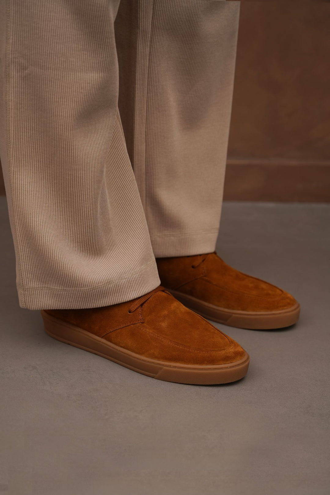 BROWN LOW-TOP LEATHER SNEAKERS