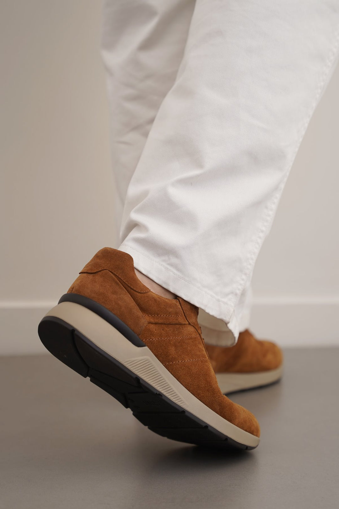 LACE-UP LEATHER SNEAKERS