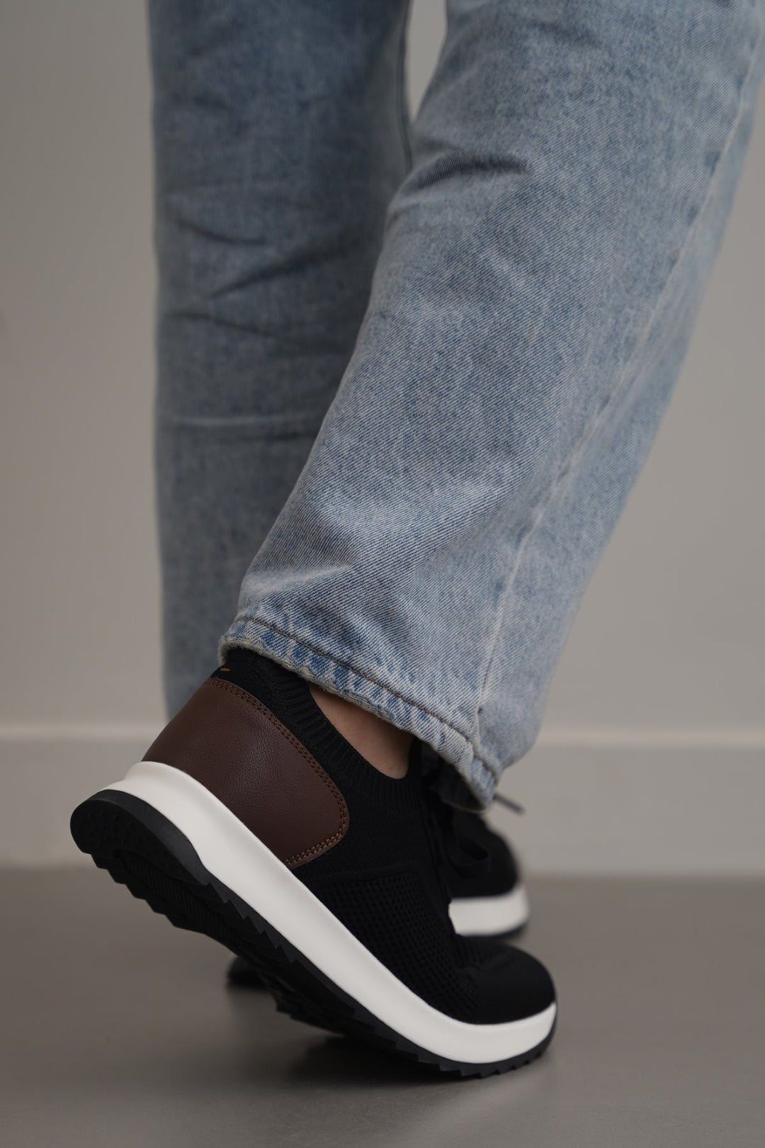 BLACK LACE-UP KNIT SNEAKERS