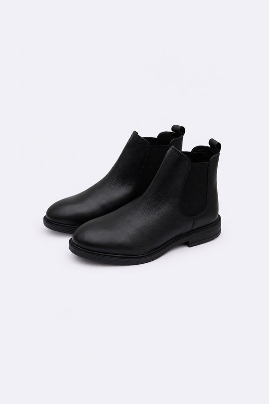 BLACK GRAINED LEATHER CHELSEA BOOTS