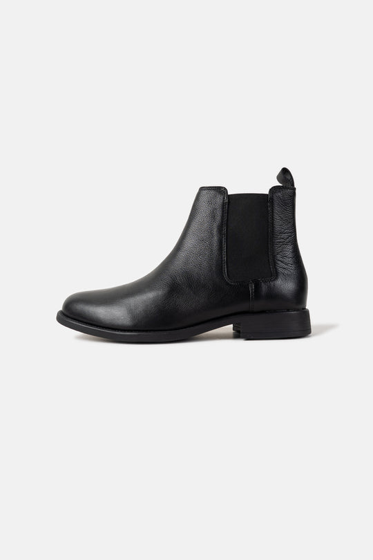 SLEEK LEATHER CHELSEAS