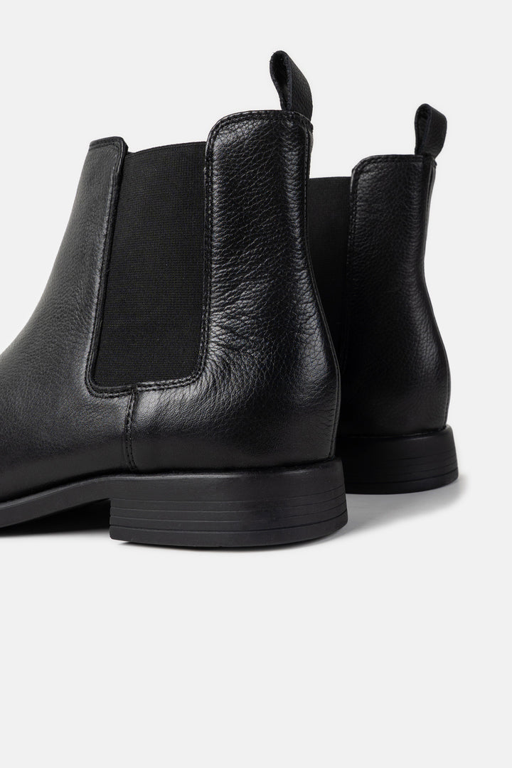 SLEEK LEATHER CHELSEAS