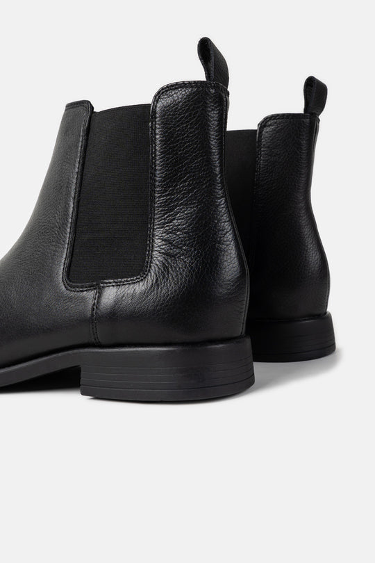 SLEEK LEATHER CHELSEAS