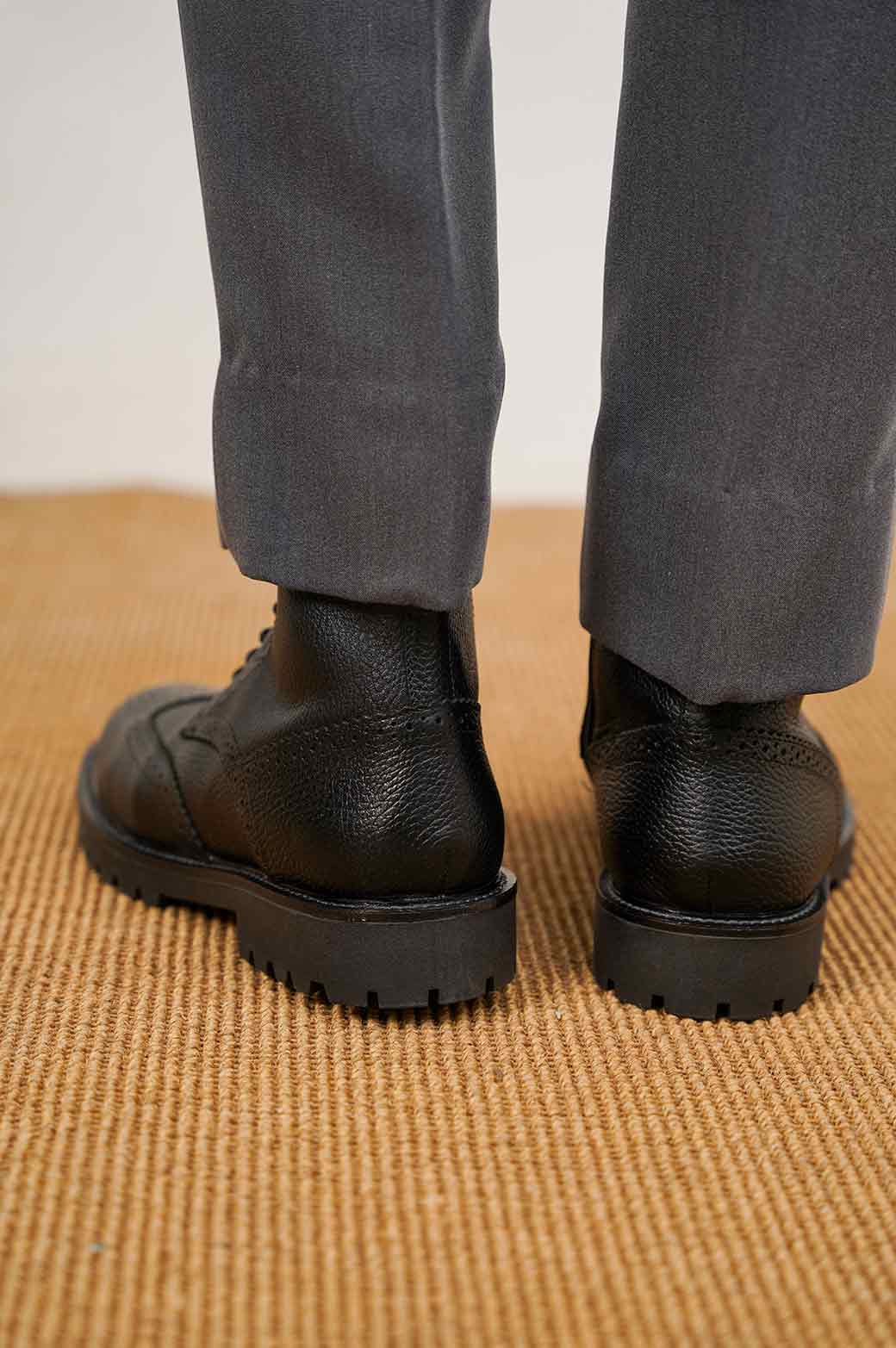 BLACK LOW-TOP LEATHER BROGUES