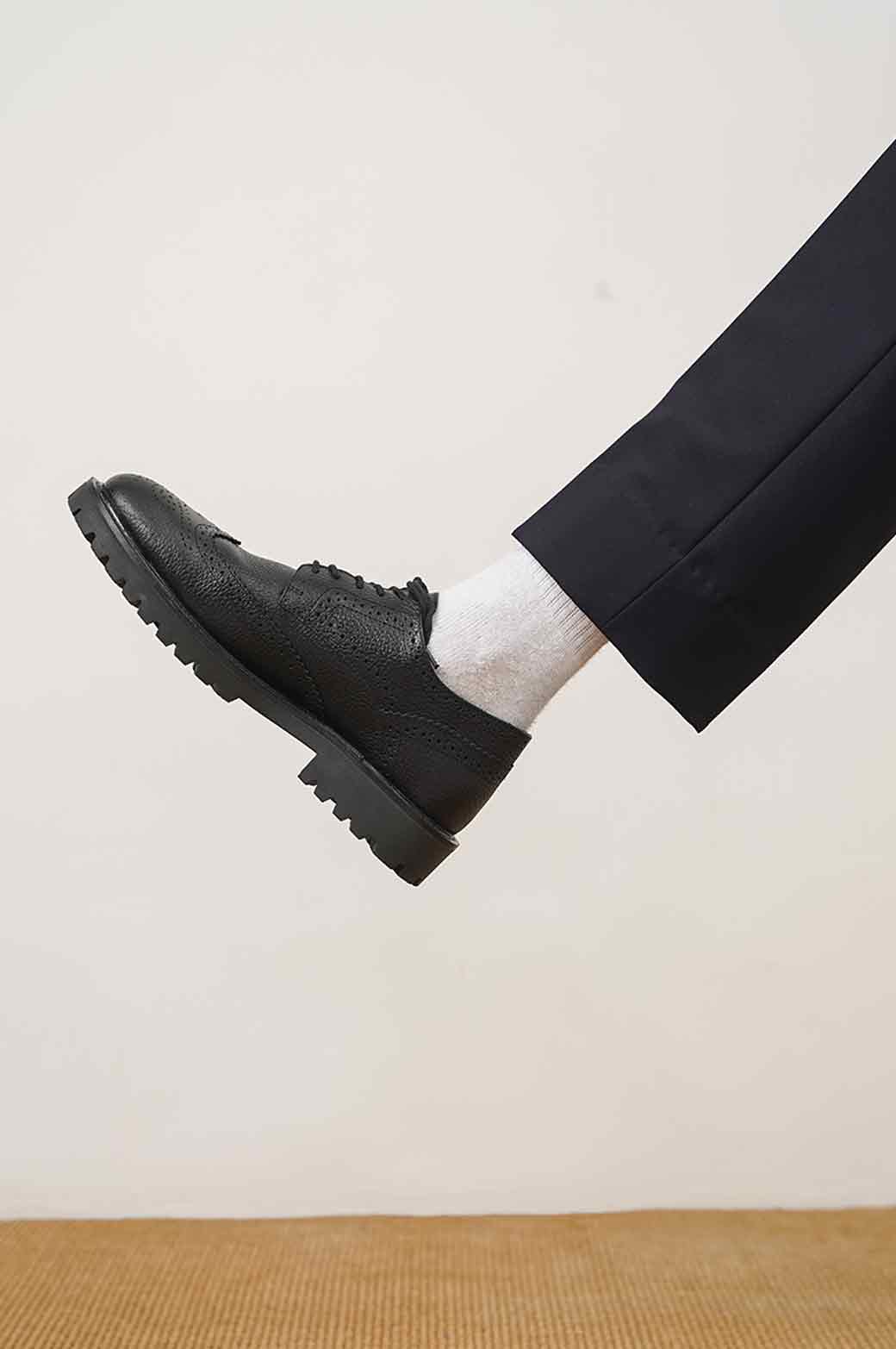 BLACK LOW-TOP LEATHER BROGUES