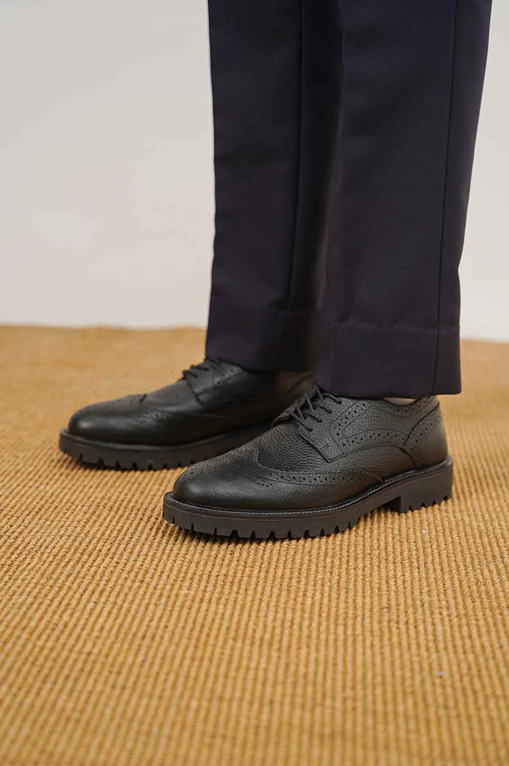BLACK LOW-TOP LEATHER BROGUES
