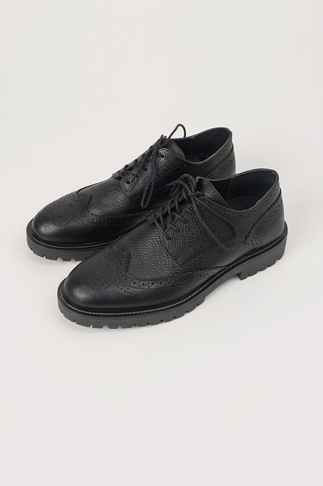 BLACK LOW-TOP LEATHER BROGUES