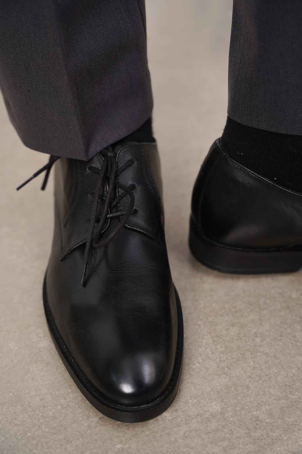 BLACK LACE-UP DERBY SHOES