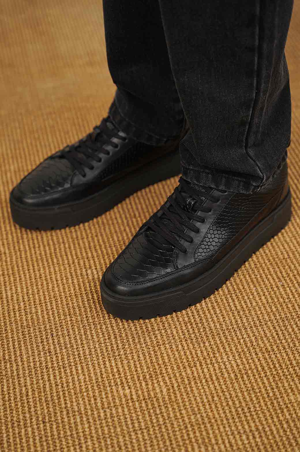BLACK TEXTURED LEATHER SNEAKERS