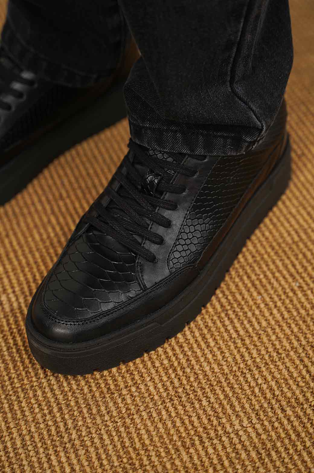 BLACK TEXTURED LEATHER SNEAKERS