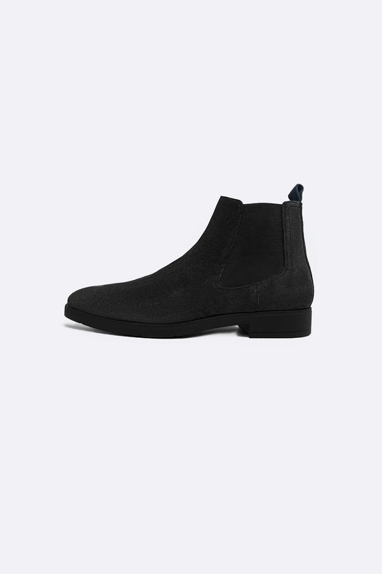 CLASSIC CHELSEA BOOTS