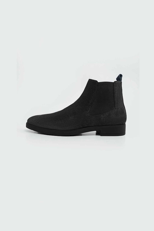 CLASSIC CHELSEA BOOTS