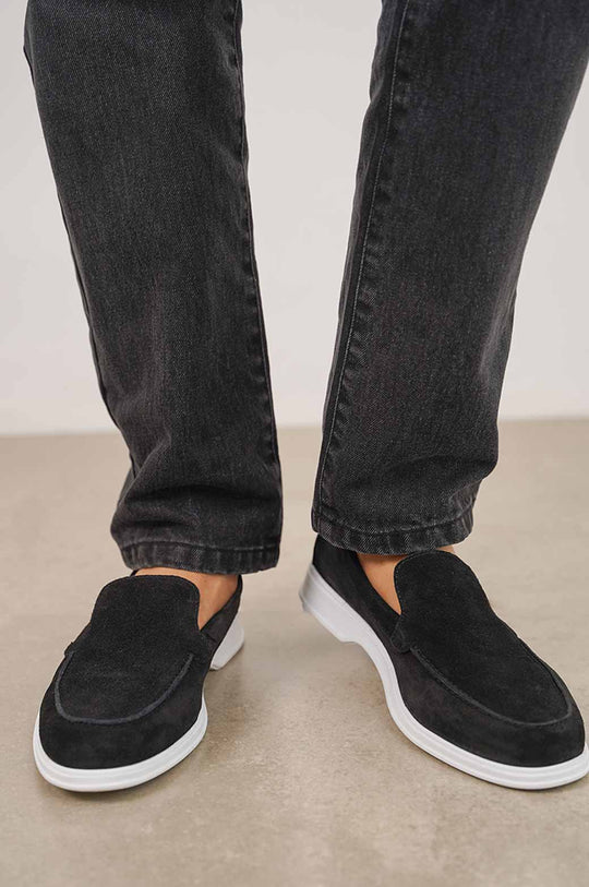 BLACK ESSENTIAL LEATHER LOAFERS