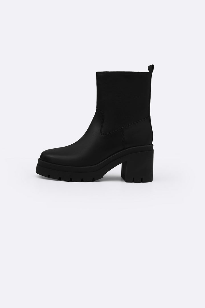 BLACK LEATHER PLATFORM BOOTS