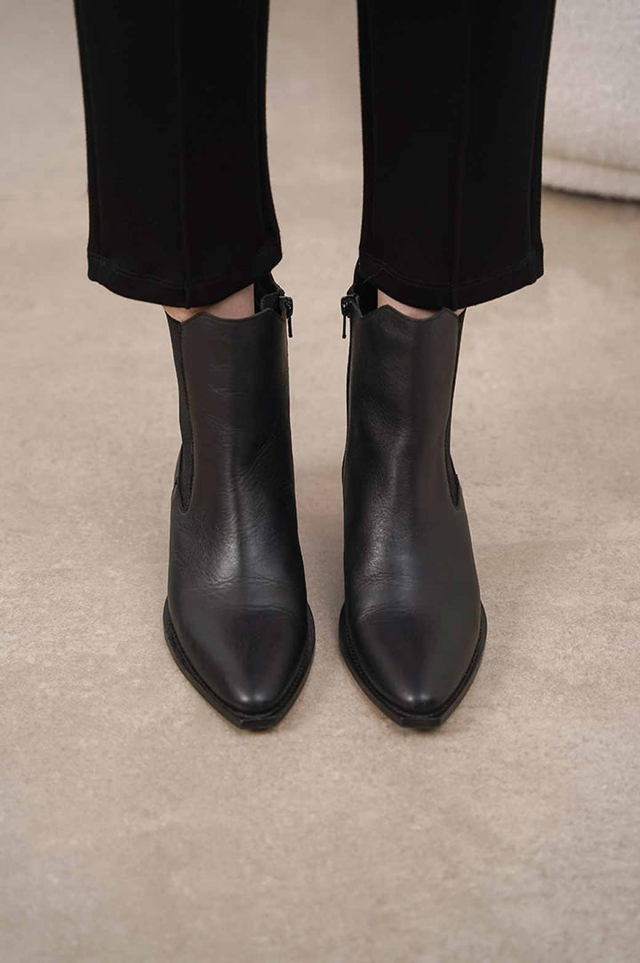 BLACK LEATHER COWBOY BOOTS