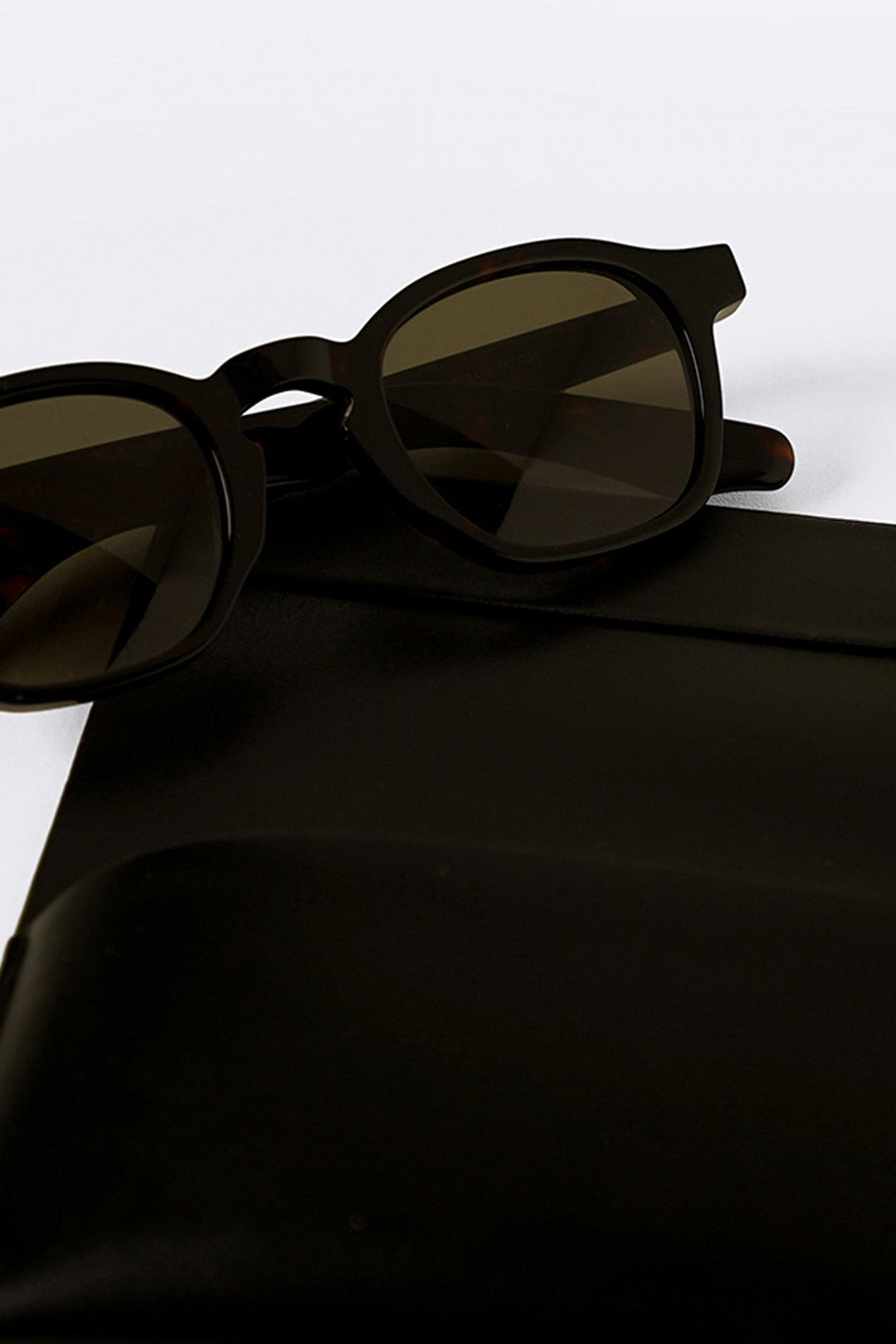 TORTOISE GREEN KARAKORUM RESIN