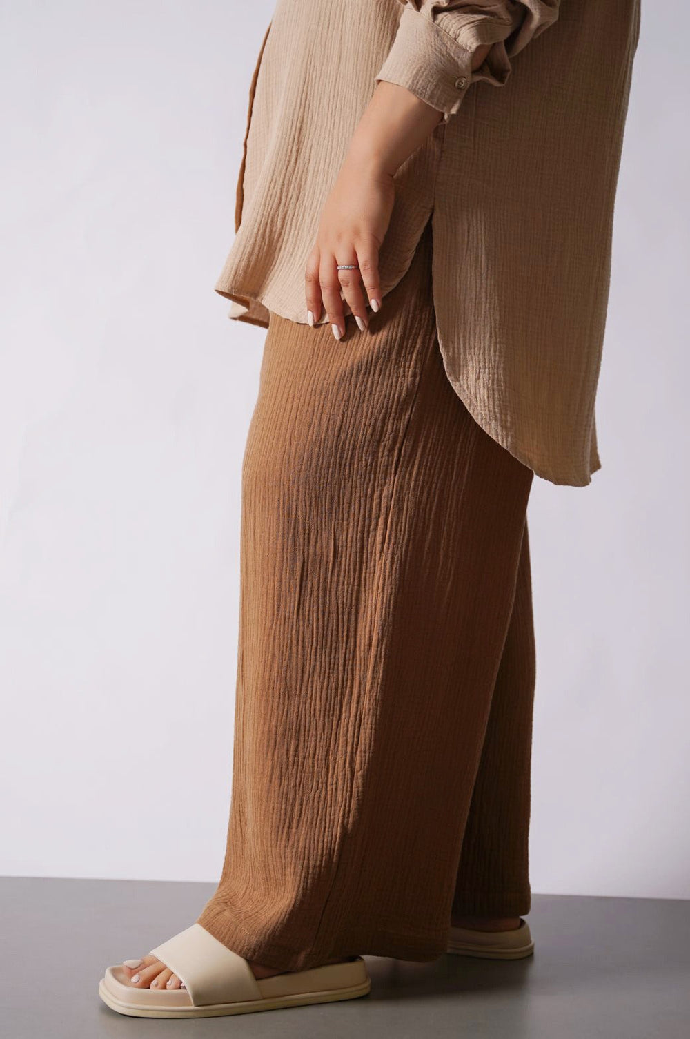 LIGHT CAMEL CURVE MUSLIN PANTS