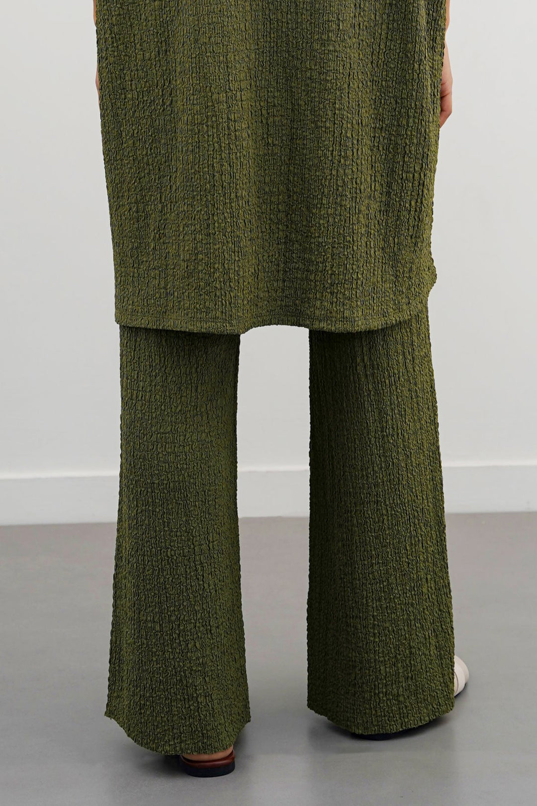 GREEN TEXTURED STRETCHY PANTS
